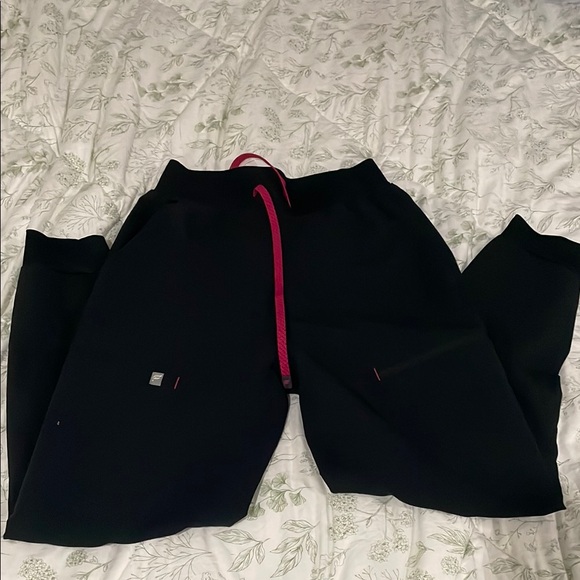 Fabletics Scrub Set - Picture 4 of 7